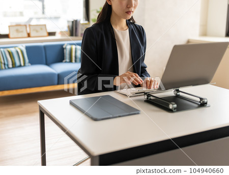 婦女在家工作 104940660
