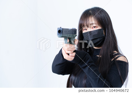 拿著模型槍的女人 104940672