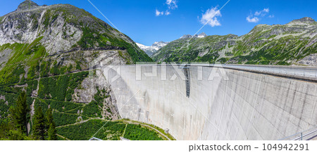 Concrete dam wall 104942291