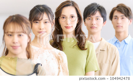 並肩站著的年輕人 104942478