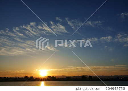 冬季天空,各種雲彩和河流反射在 221210am 冬季天空,各種雲彩和河流反射在 221210am 104942750
