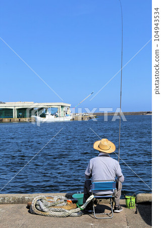 晴朗的藍天，在茨城縣中湊漁港獨自釣魚 104943534
