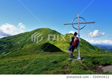 登山者從千間平眺望大千間岳 登山者從千間平眺望大千間岳 104943612