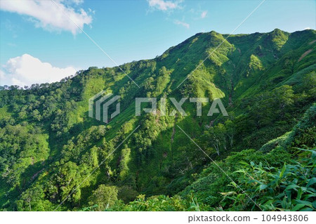 從登山道看到的中千間岳 104943806