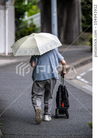 日本橫濱城市景觀 沒有陽光，陰天但沒有下雨的跡象...老齡化社會...=在橫濱市 104943912