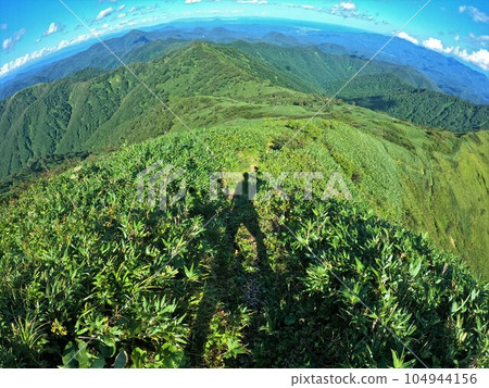站在大仙根嶽山頂的登山者的影子 站在大仙根嶽山頂的登山者的影子 104944156
