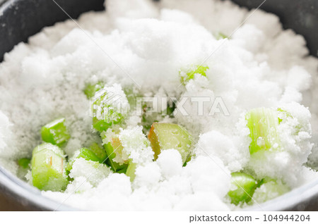 將糖和切碎的大黃混合 104944204