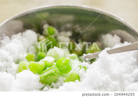 將糖和切碎的大黃混合 104944205