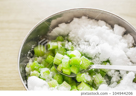 將糖和切碎的大黃混合 104944206