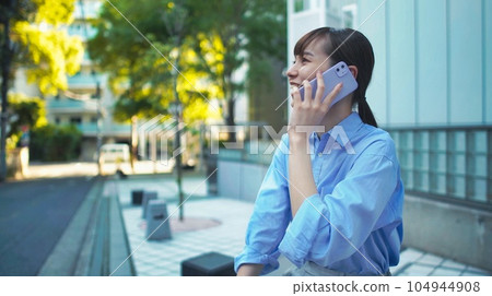 在戶外用智能手機通話的圖像 104944908