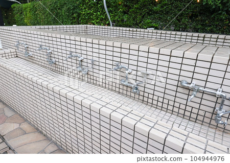 [Summer image] Poolside water supply 104944976