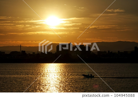 映照著朝陽的河流和漁船・冬天・221210am 104945088