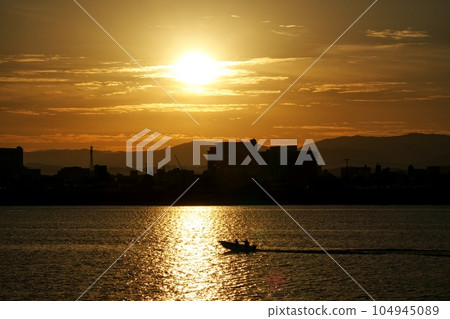 映照著朝陽的河流和漁船・冬天・221210am 映照著朝陽的河流和漁船・冬天・221210am 104945089