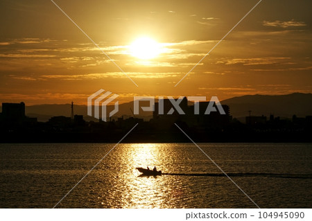 映照著朝陽的河流和漁船・冬天・221210am 104945090