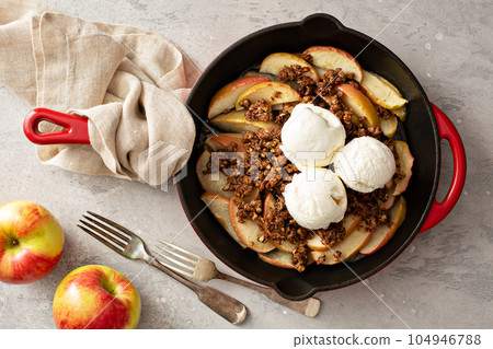 Apple crumble in a cast iron pan 104946788
