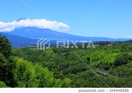 東海道本線沿著山路行駛,背景是富士山 東海道本線沿著山路行駛,背景是富士山 104946886