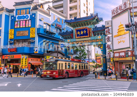 日本橫濱城市景觀 橫濱唐人街朝陽門和赤庫津景觀 日本橫濱城市景觀 橫濱唐人街朝陽門和赤庫津景觀 104946889