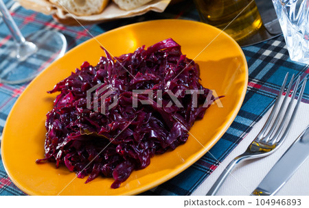 Braised red cabbage 104946893