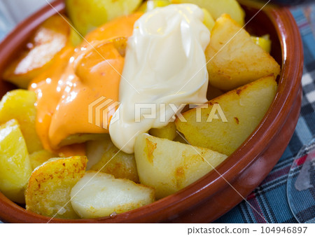 Patatas bravas in clay bowl 104946897