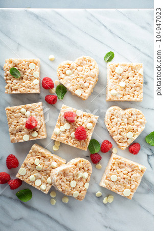 Rice crispies treat with raspberry 104947023