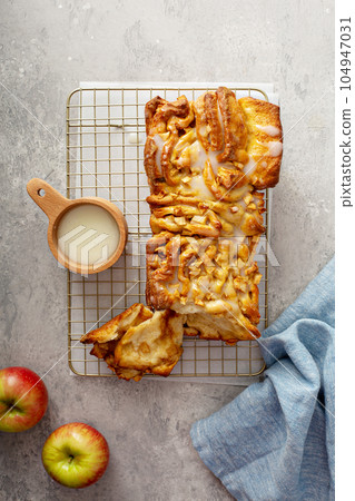 Pull apart apple and cinnamon bread 104947031