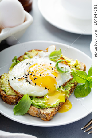 Avocado toast with fried egg 104947581