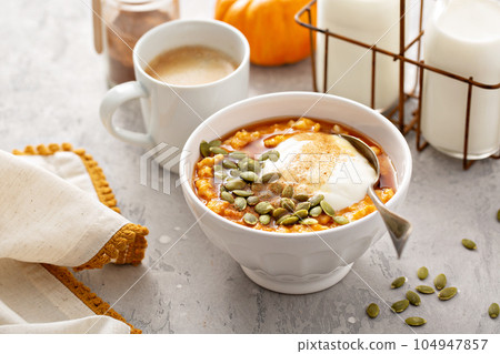 Pumpkin oatmeal with yogurt and pumpkin seeds 104947857