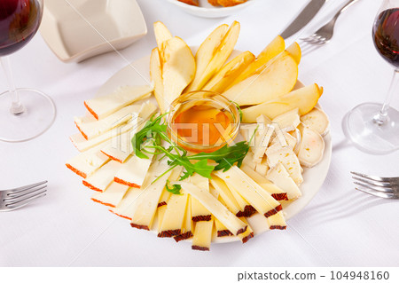Cheese plate with pears and honey 104948160