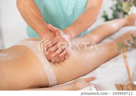 The masseur makes a massage to a woman 104948721