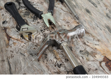 Hammer on wood grain background 104949383