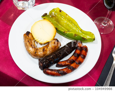 Grilled chistorra, black and white butifarra 104949966