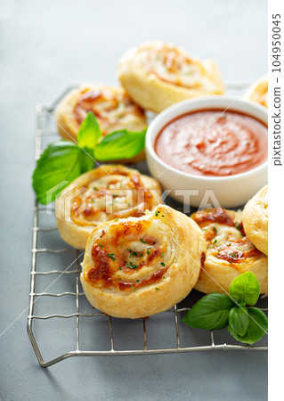 Ham and cheese rolls 104950045