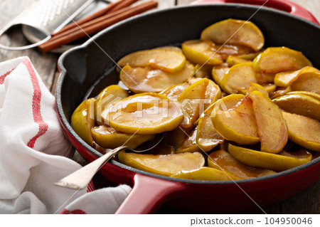 Fried apples in a cast iron skillet 104950046