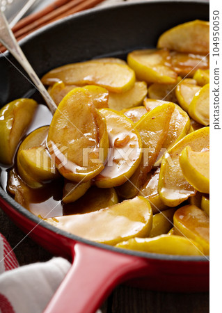 Fried apples in a cast iron skillet 104950050