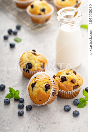 Chocolate chip and blueberry muffins 104950080