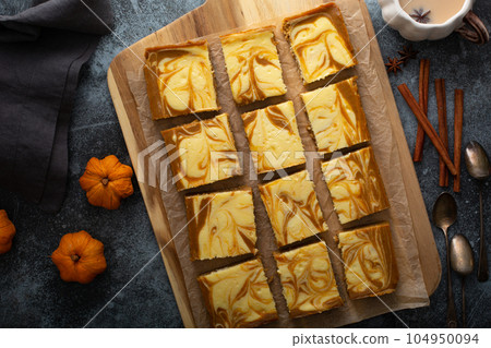 Pumpkin cheesecake bars 104950094