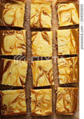 Pumpkin cheesecake bars 104950095