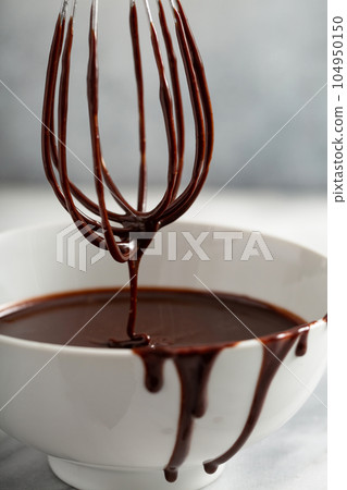 Making chocolate glaze or sauce 104950150