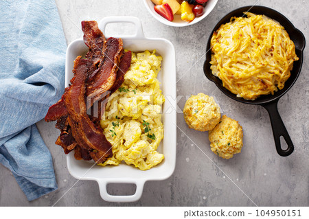 Full breakfast with scrambled eggs, bacon and potatoes 104950151