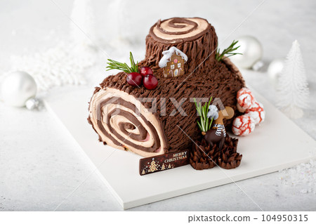 Christmas log cake 104950315