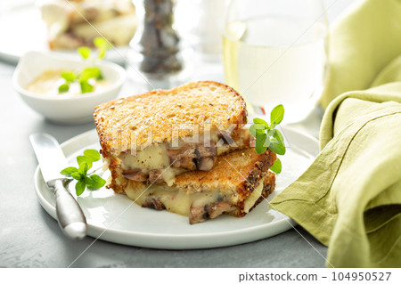 Mushroom grilled cheese 104950527