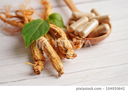 Ginseng roots and green leaf, healthy food. 104950642