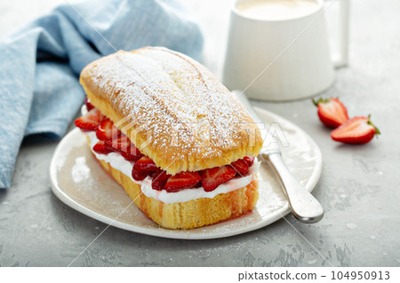 Pound cake with strawberries and cream Pound cake with strawberries and cream 104950913