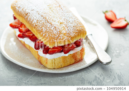 Pound cake with strawberries and cream Pound cake with strawberries and cream 104950914