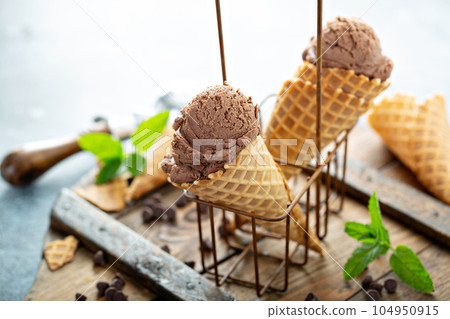 Chocolate mint ice cream in waffle cones 104950915