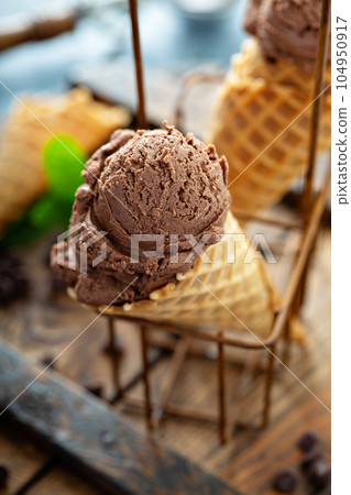 Chocolate mint ice cream in waffle cones 104950917