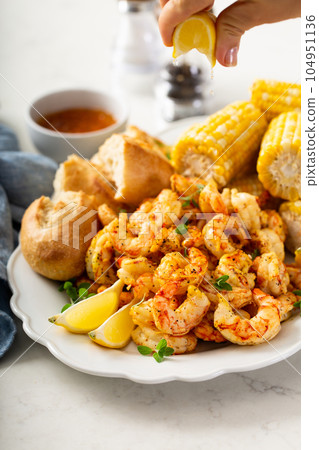Fried shrimp and corn on the cob 104951136