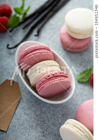 Vanilla and raspberry macarons 104951346