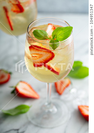 Summer white sangria with strawberries 104951347