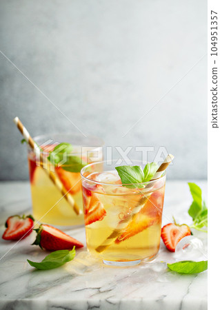 Iced green tea with strawberries 104951357